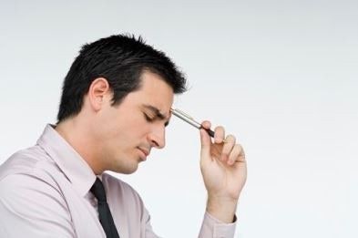 인상된 4세대 실손보험료 고지서를 확인하며 당황스러운 표정으로 상담을 고민하는 50대 중년 남성의 모습