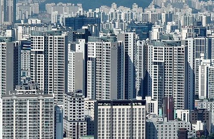 아파트 담보대출 한도 산정의 기준이 되는 국내 도심의 현대적인 고층 아파트 단지 전경