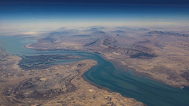 호르무즈 해협을 통과하는 대형 유조선과 주변 선박들. 불안정한 국제 정세 속 기름값 급등 우려를 상징하는 장면.