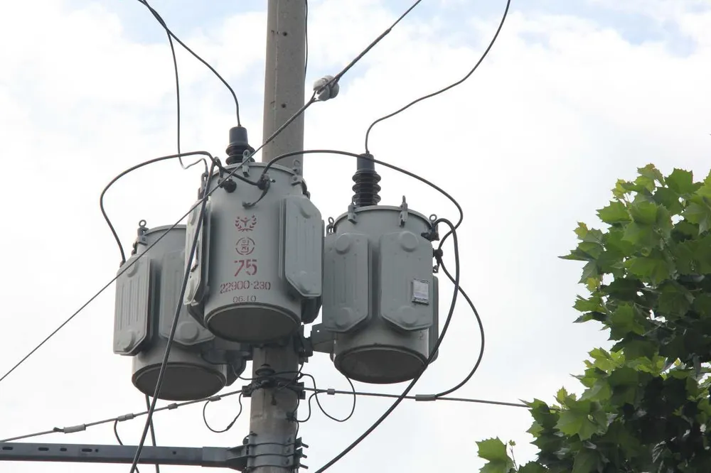 전압을 조절하여 안정적인 전기를 공급하는 전력 계통의 핵심 장치인 대형 산업용 변압기 전력설비