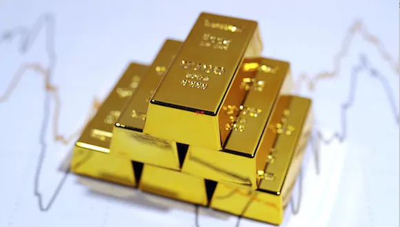 이란 전쟁 발발로 인한 안전 자산 수요 급증과 국제 금 시세 역대 최고가 경신을 나타내는 골드바와 상승 차트 이미지