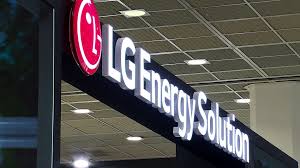 글로벌 배터리 시장을 선도하는 LG에너지솔루션의 공식 로고 및 첨단 배터리 생산 시설 전경 넥스트스타 에너지 준공