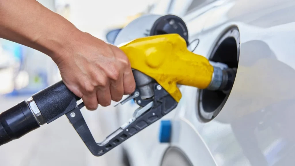 중동 전쟁 여파로 국제 유가가 급등한 가운데, 주유소에서 주유 중인 차량과 가격 표시판을 통해 에너지 관련 급등주 TOP 7 종목의 상승세를 상징적으로 표현한 이미지.