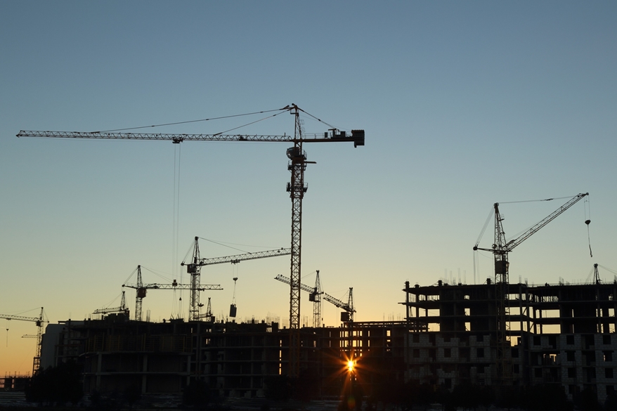 2026년 3월 중동 전쟁 종료 후 파괴된 도심을 복구하기 위해 크레인, 굴착기 등 대형 건설 장비가 투입되어 도시 재건 사업이 진행 중인 현장 모습.