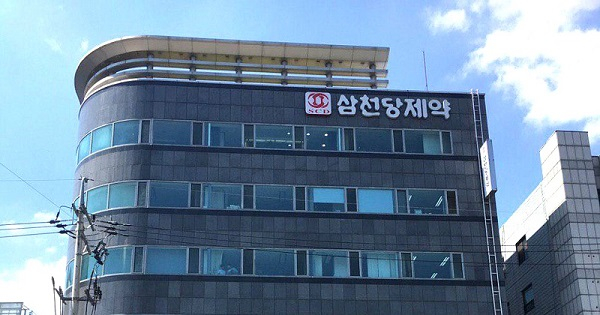 삼천당제약의 경구용 비만치료제 SCD0506 개발 현황과 유럽 11개국 기술수출 계약 소식을 강조한 기업 분석 이미지