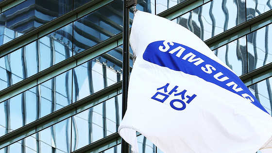 대한민국 서울 서초동에 위치한 삼성전자 서초사옥의 현대적인 유리 외관 전경과 삼성(SAMSUNG) 공식 로고. 글로벌 반도체 및 IT 산업의 중심지를 상징하는 이미지.