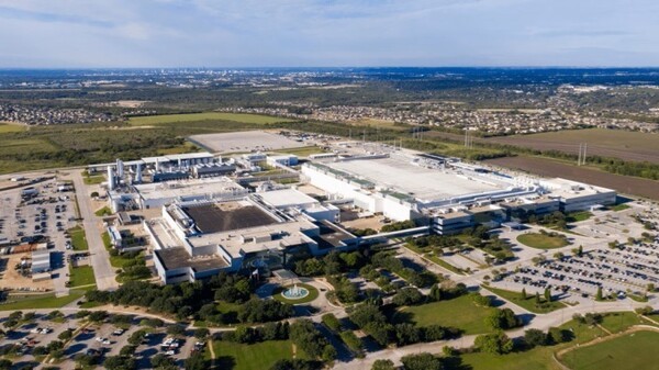 대미투자특별법 수혜를 통해 건설 중인 미국 현지 반도체 제조 공장의 광활한 공사 현장 전경